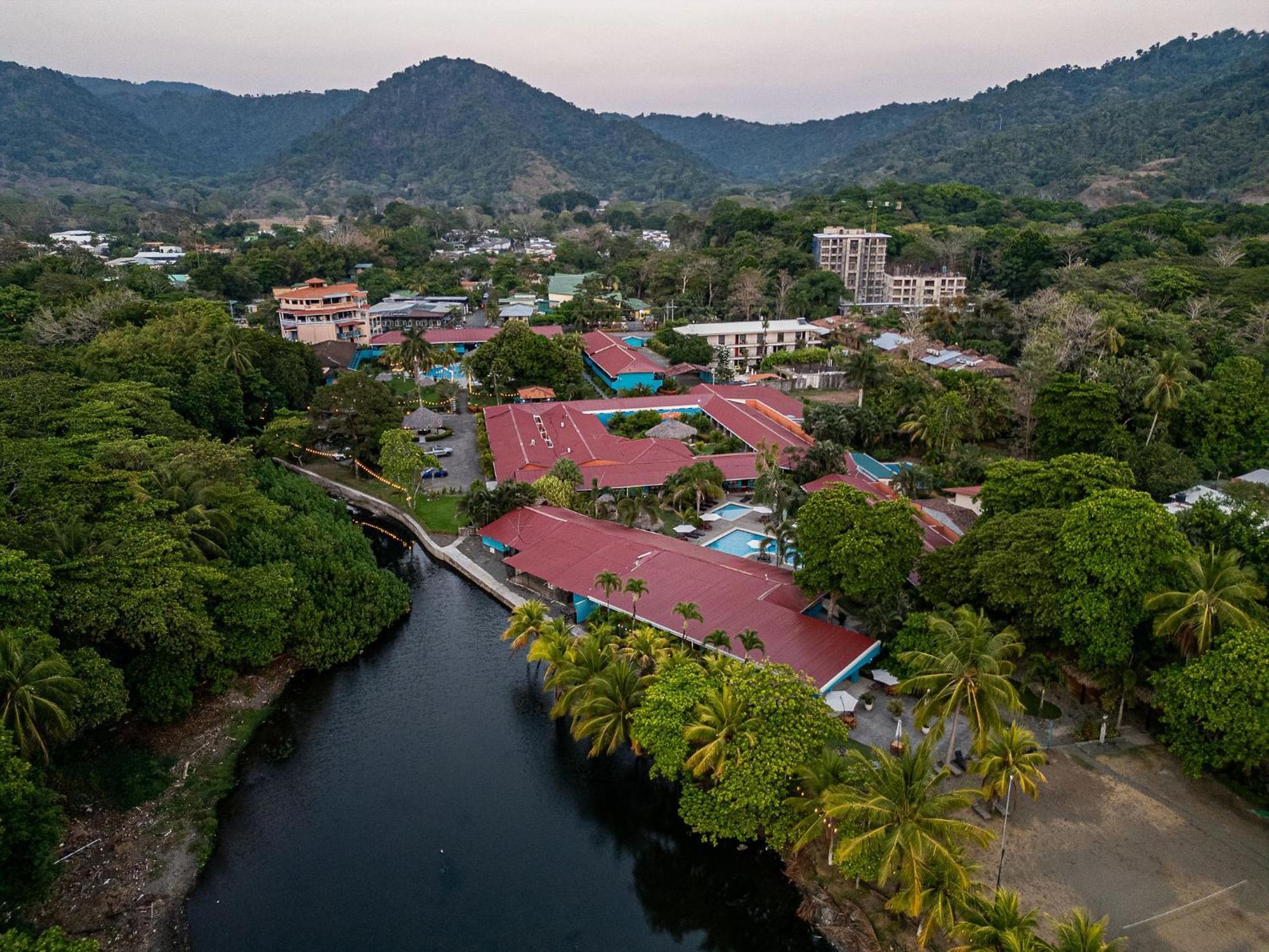Beach Break Resort & Cr Surf Camp Хако Экстерьер фото