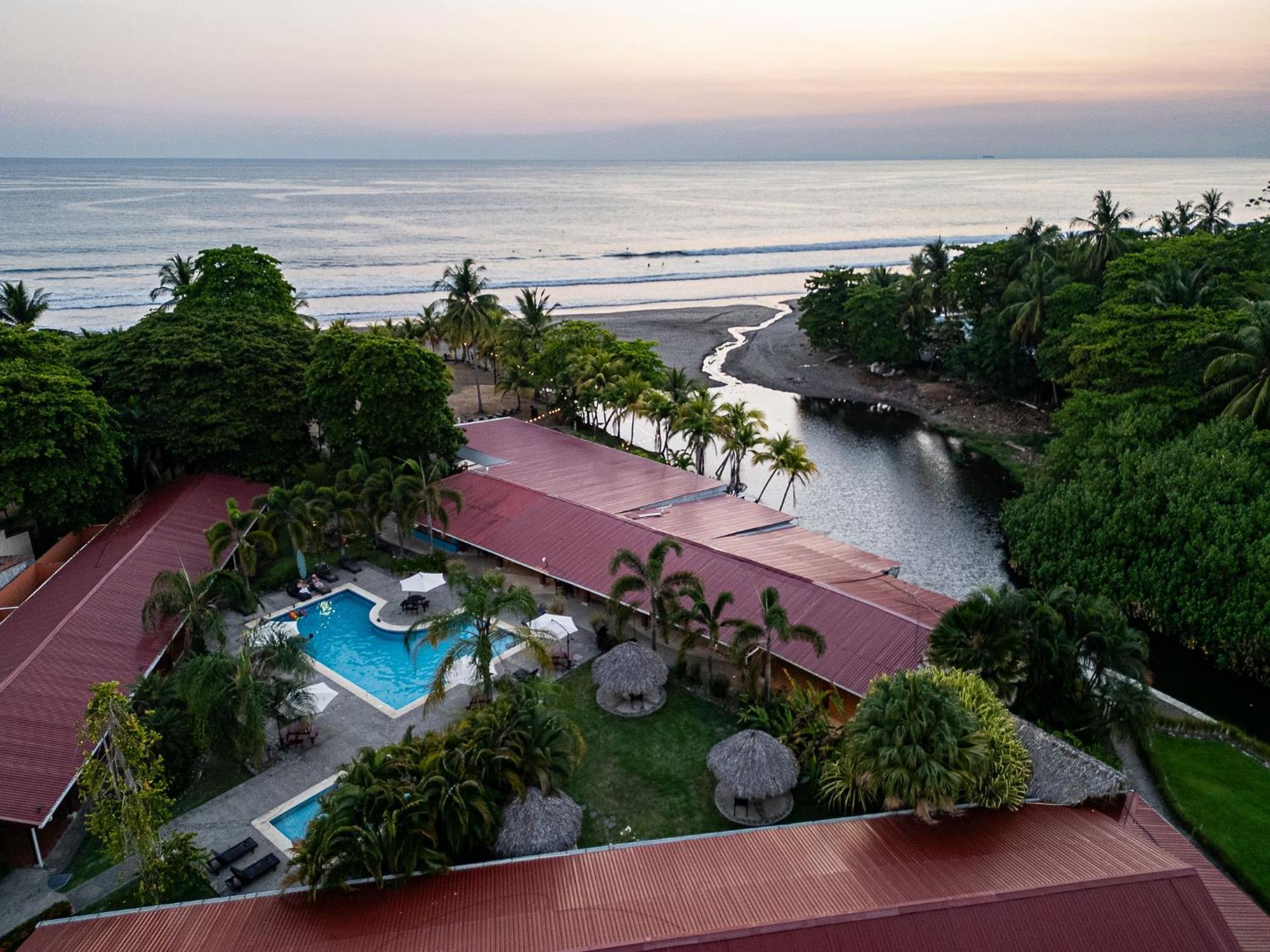 Beach Break Resort & Cr Surf Camp Хако Экстерьер фото