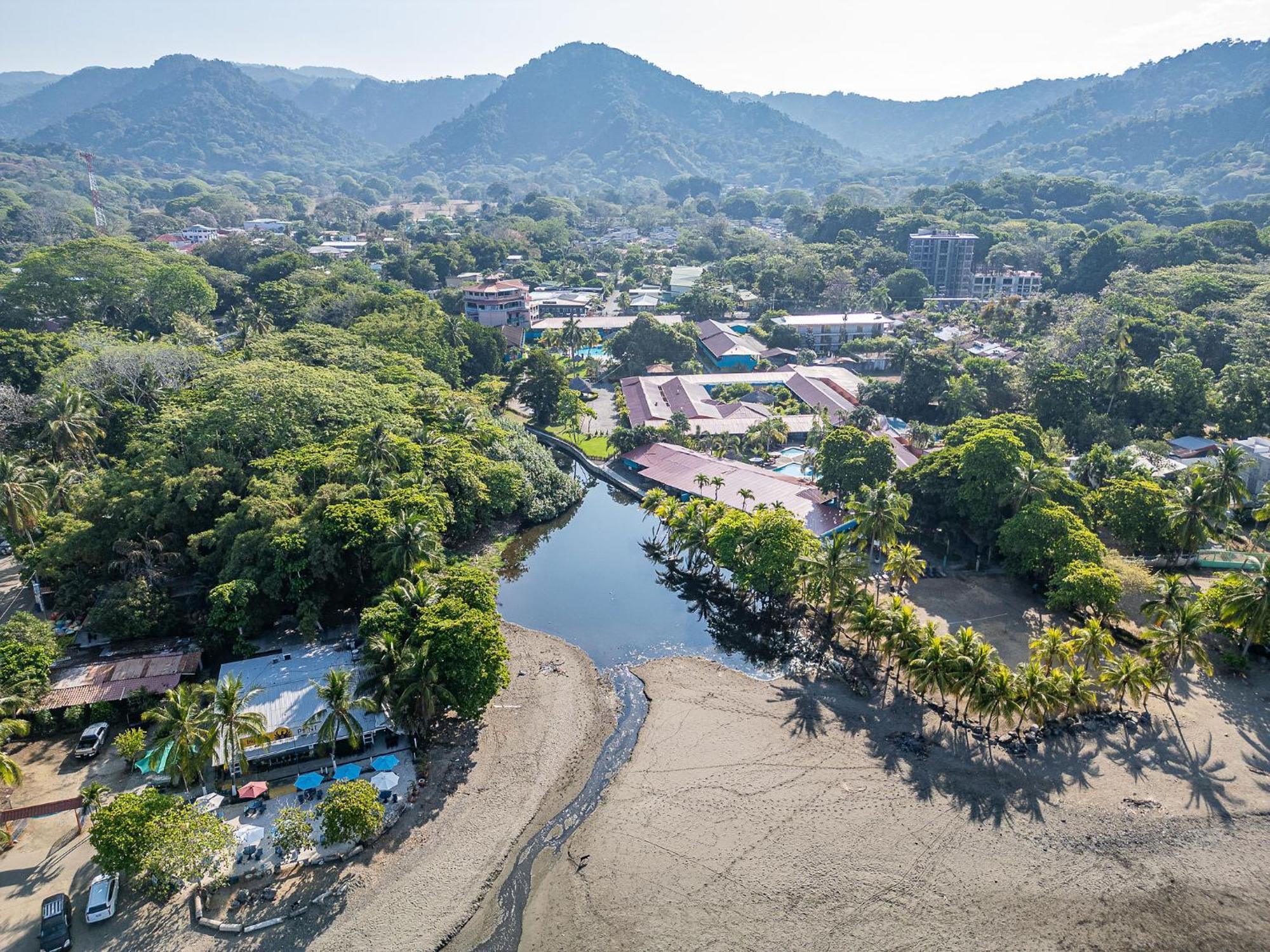 Beach Break Resort & Cr Surf Camp Хако Экстерьер фото